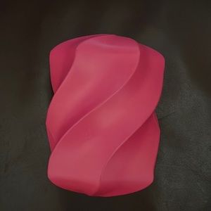 Botteda Veneta Clutch
Pink Leather
Gold-Tone Hardware
Leather Lining